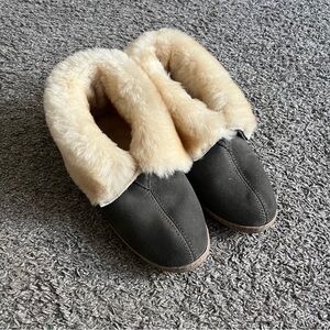 Women's Minnetonka Sheepskin Slipper Booties Leather Like New Size 10